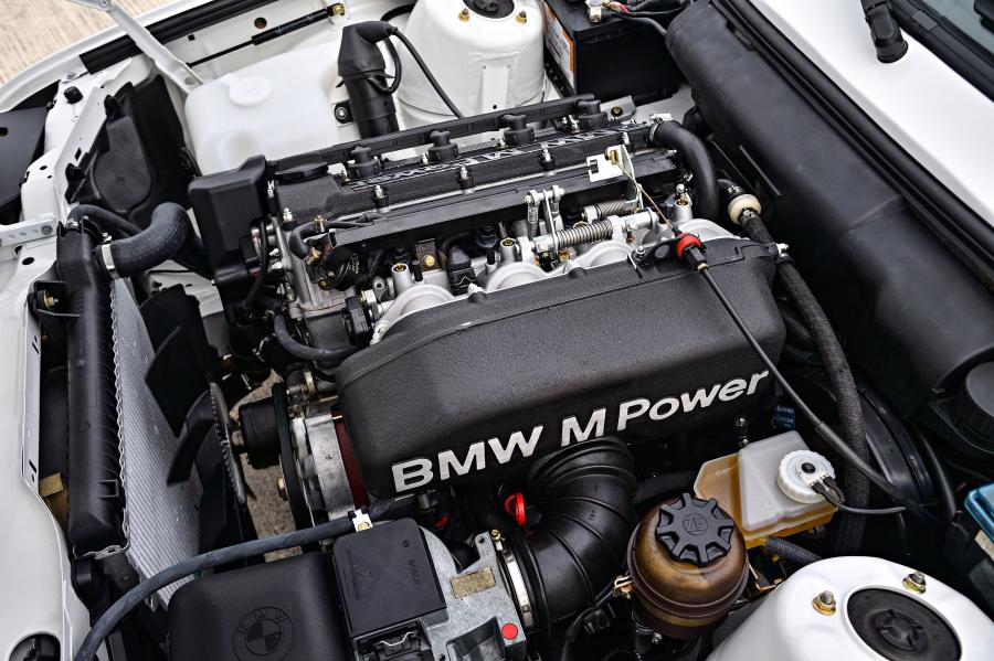 Моторный отсек BMW M3 Pickup (E30) 1986 года  (фото 25 из 25)